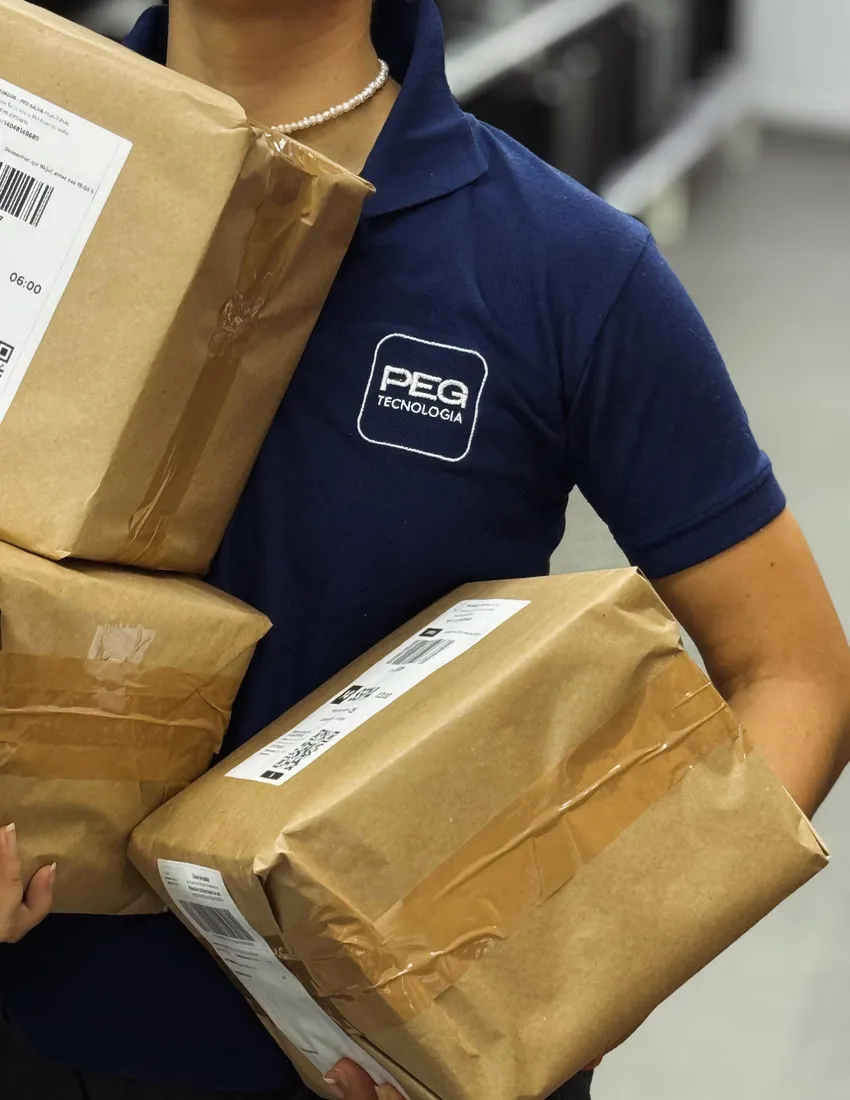 Marca PEG Tecnologia no uniforme da equipe, durante a preparação das entregas